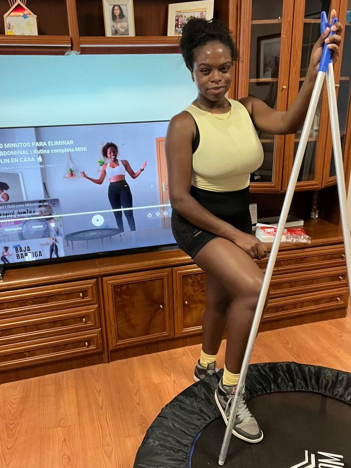 Una alumna entrena en casa con apoyo