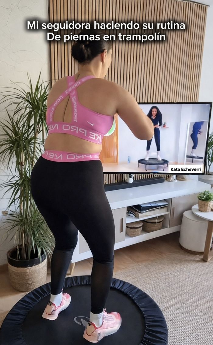 Una alumna hace su rutina frente a la tele
